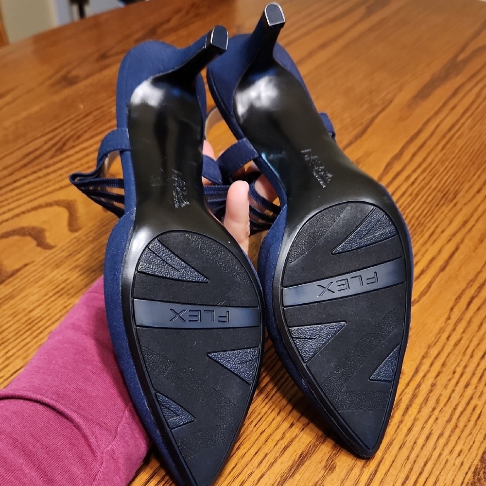 Life Stride Navy Blue Heels - Picture 5 of 9